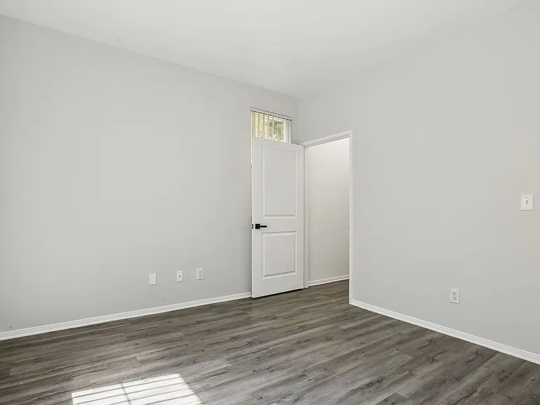 2245 Beverly Glen — Photo 28