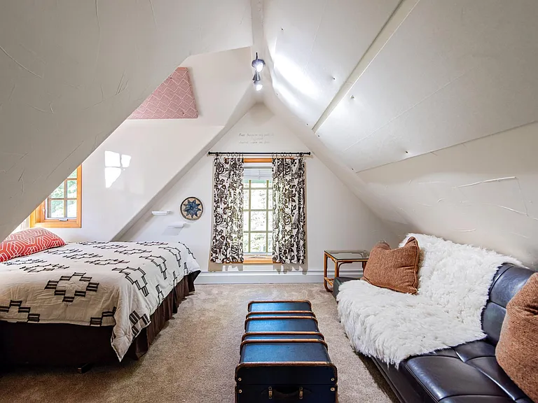 Bedroom/Queen Bed