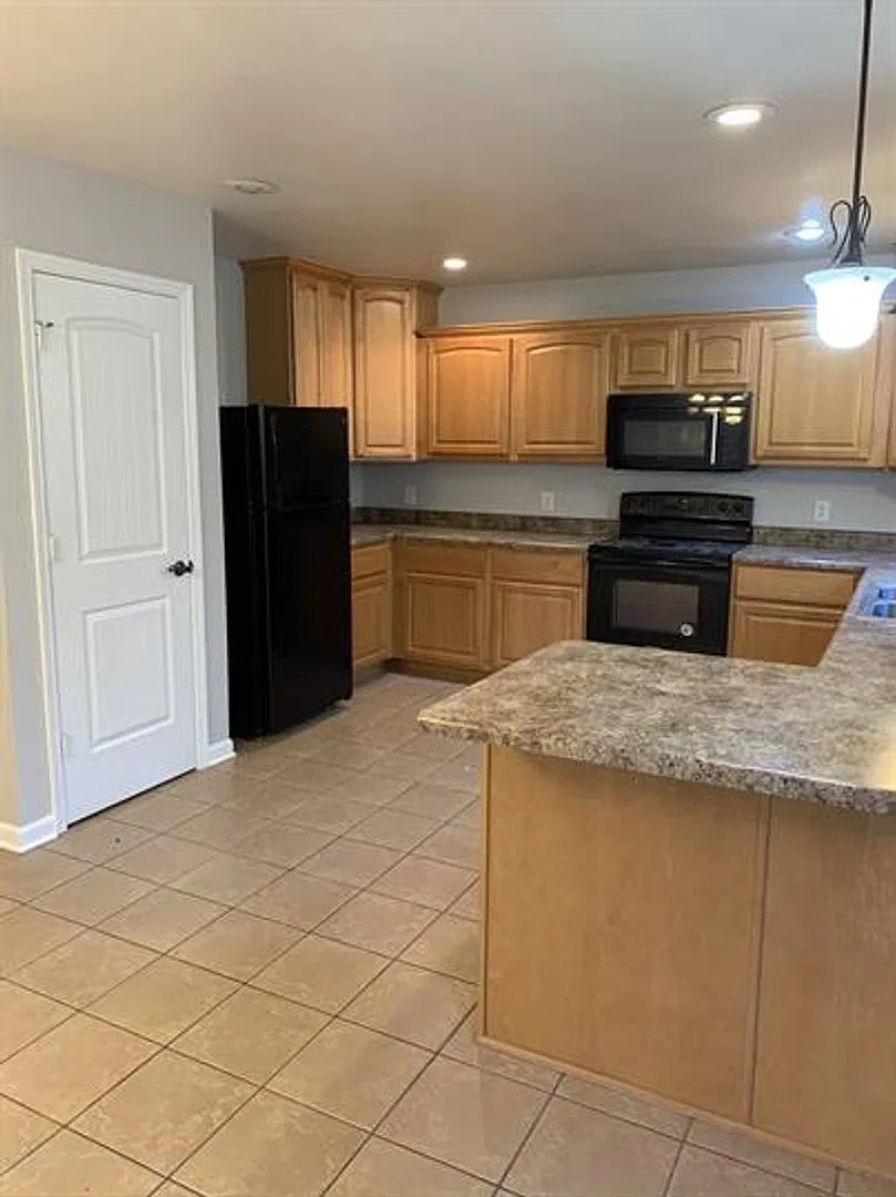 Spacious 3BR/2BA Home Special Rate with 2-Year Lease! — Photo 2
