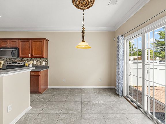 5th image of 10 Paranor Dr