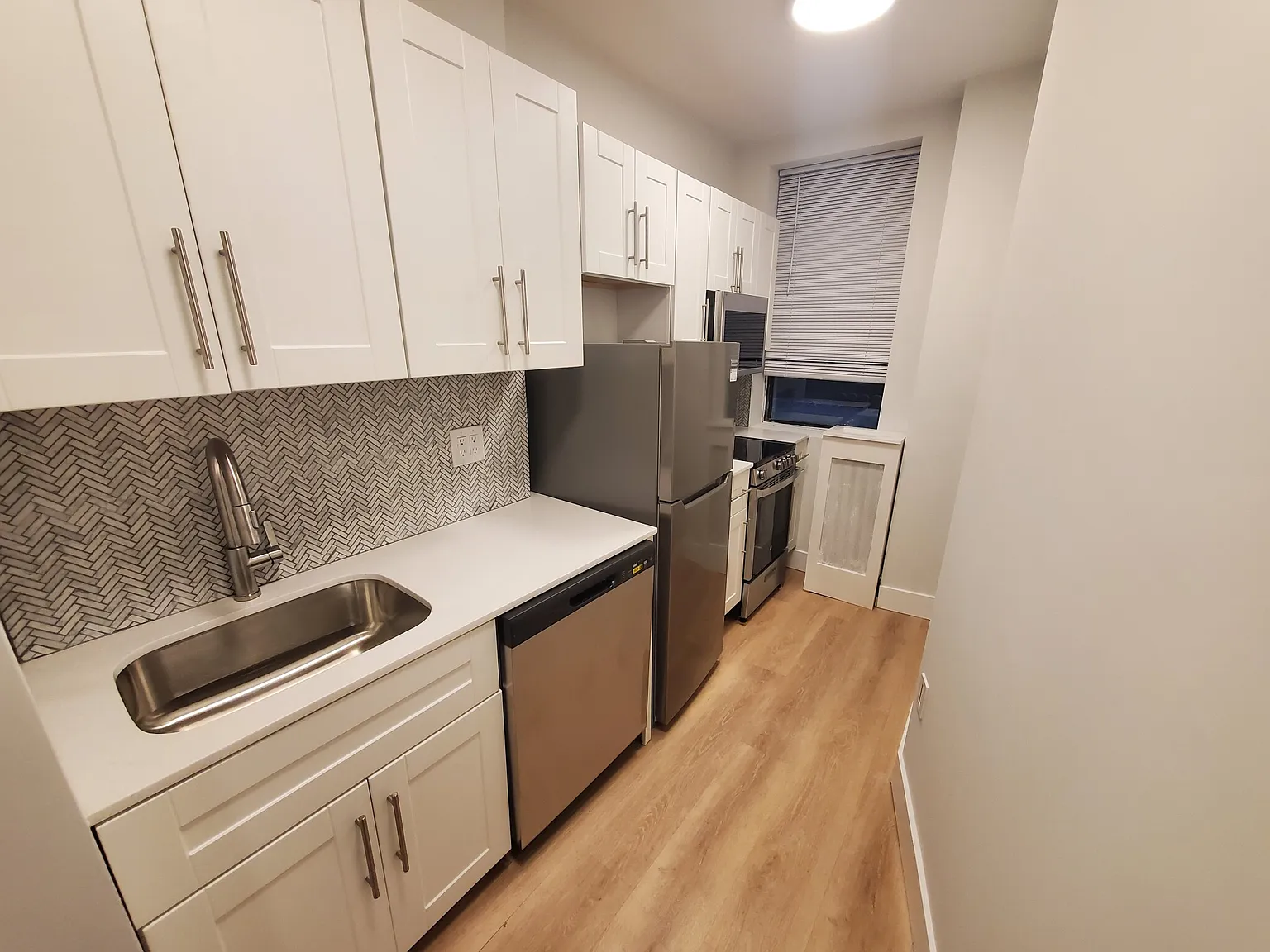 1 bed, 999 sqft, $3,100 — Photo 4