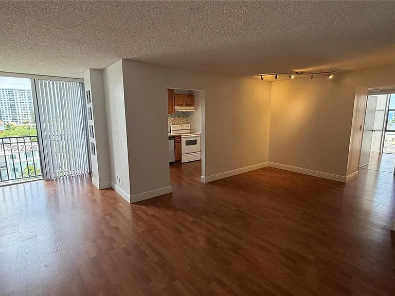 17021 N Bay Rd #914 — Photo 1