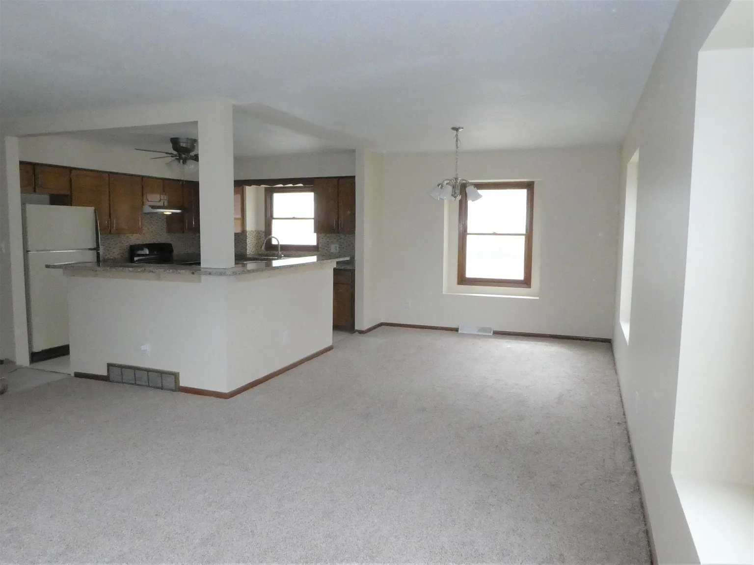 4 bed, 2.5 bath, 1880 sqft, $2,100 — Photo 4