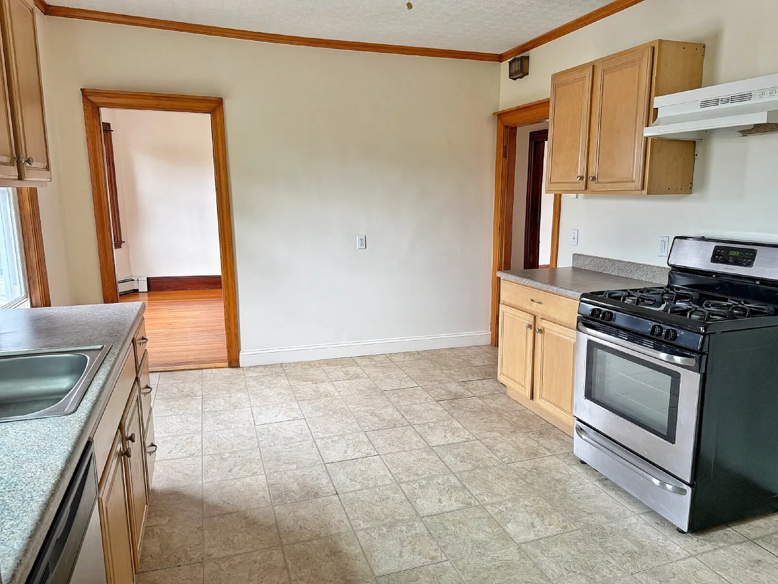 3 bed, 1.0 bath, $2,395 — Photo 4