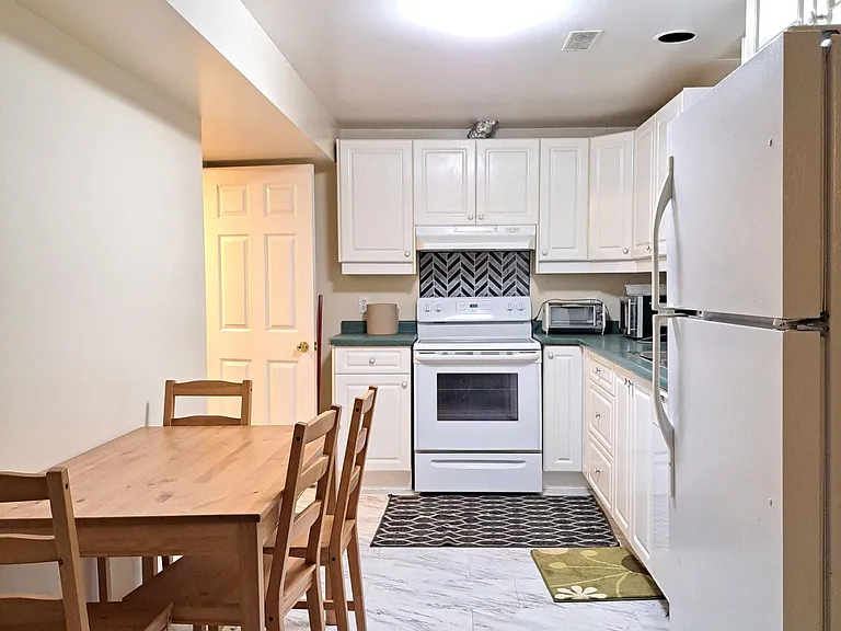 22 Townley Cres #BASEMENT — Photo 1