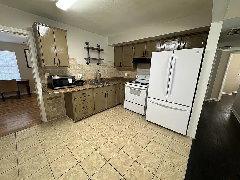 Apple Valley Dr — Photo 6