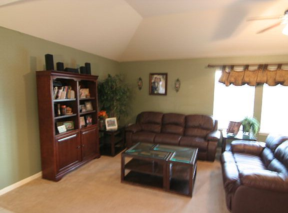 3rd image of 554 Roadrunner Ave