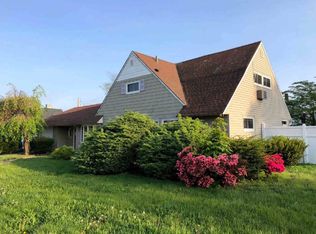 17 Willowood Dr, Wantagh, NY 11793