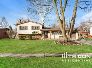 225 Lincolnshire Dr, Crystal Lake, IL 60014