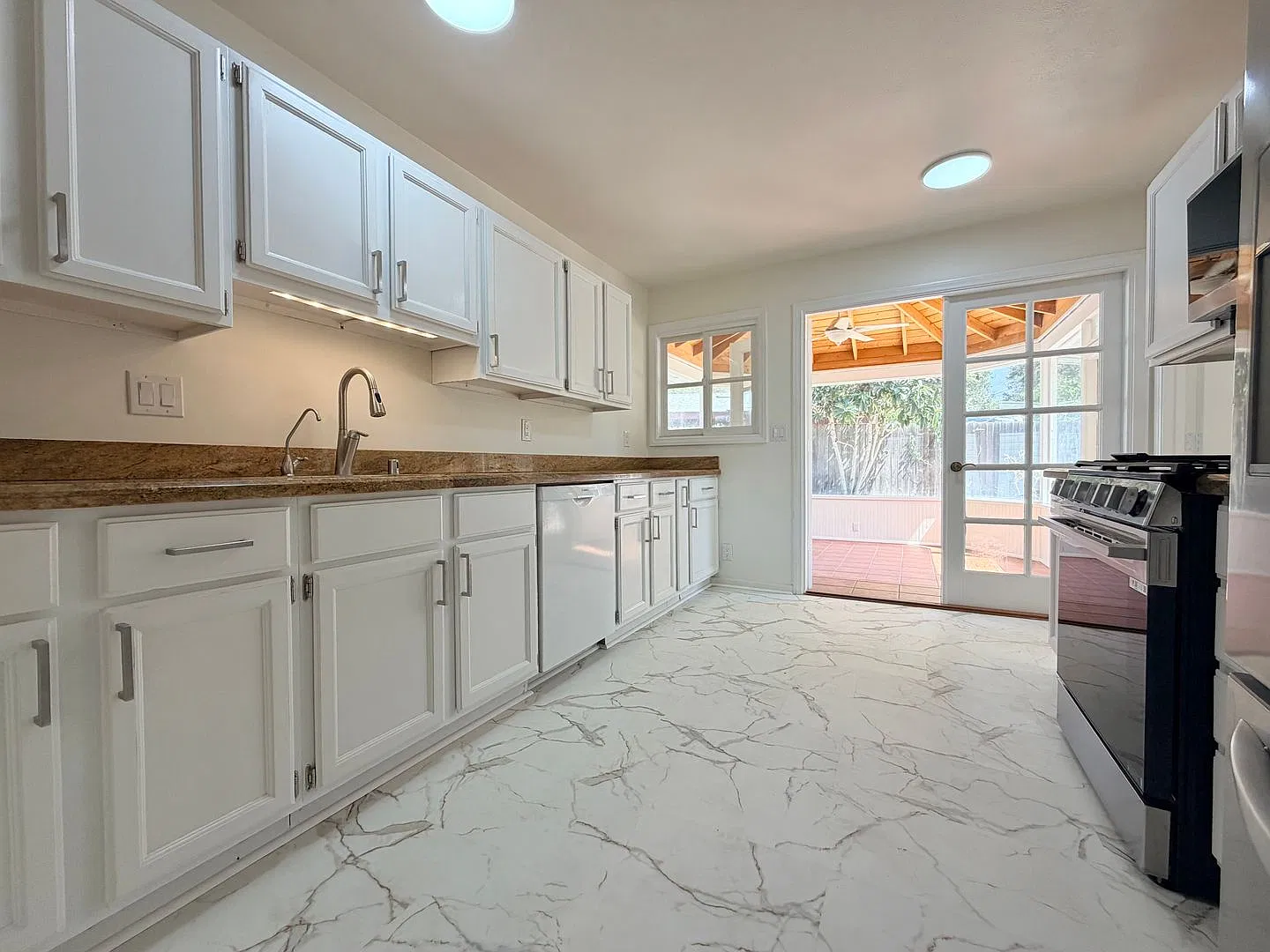 Welcome to the Oaks Charming 3-Bedroom Home in a Private Oasis Setting — Photo 2