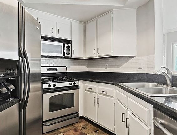 5th image of 955 E 3rd St Unit 210