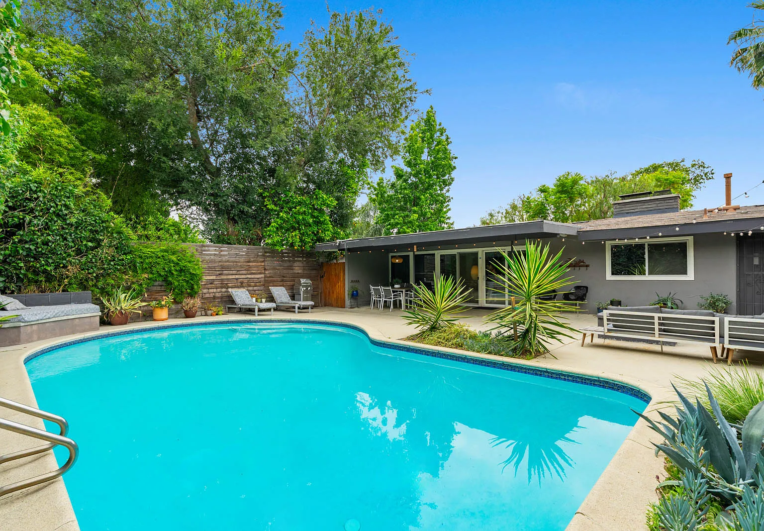 4 bed, 2400 sqft, $8,950 — Photo 1