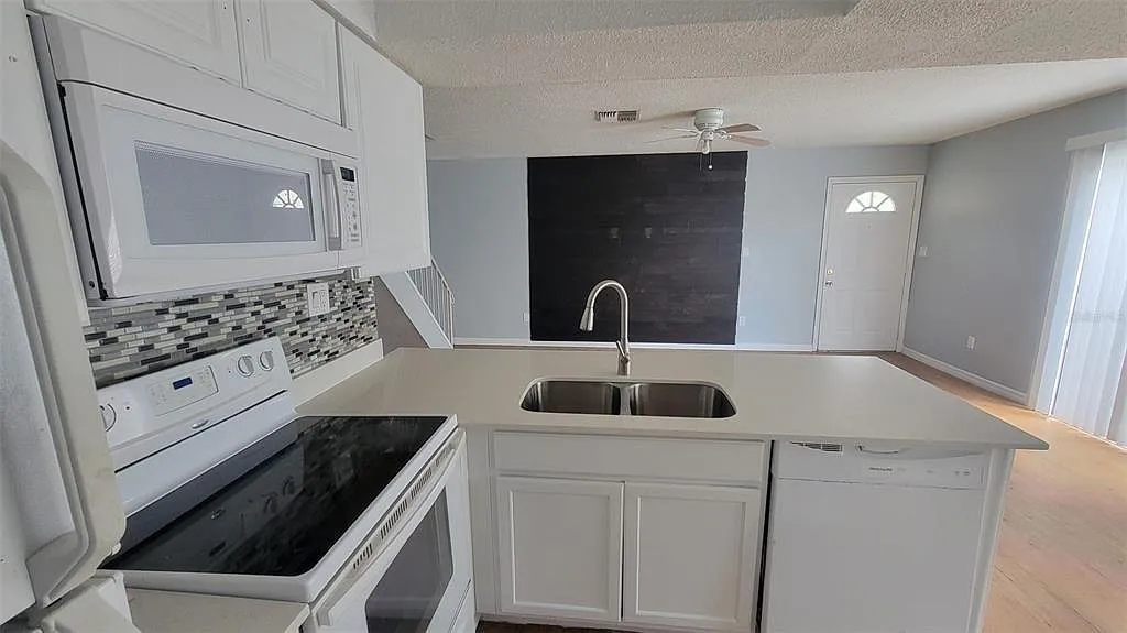 2 bed, 1.5 bath, 909 sqft, $1,800 — Photo 4