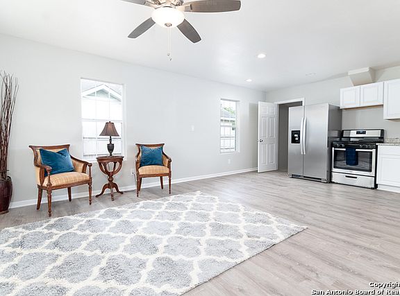 4th image of 439 E Sayers Ave