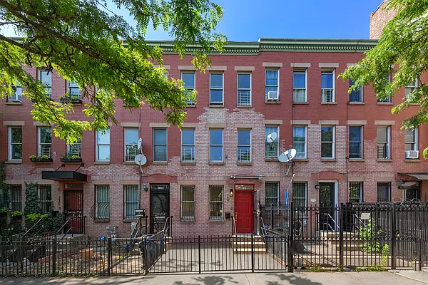 Rented by Friedman Mayer, LREB | media 24