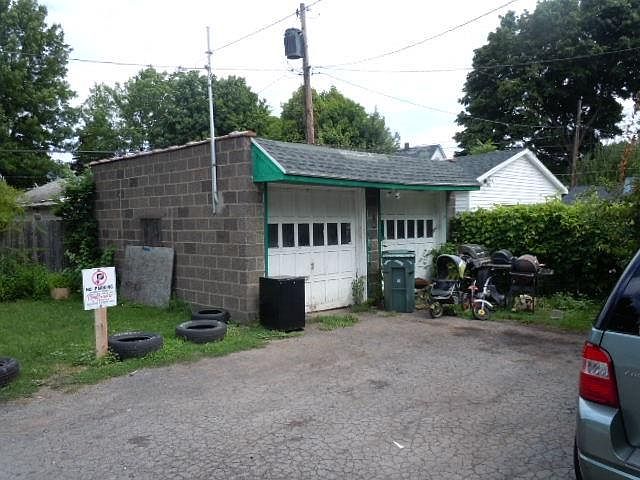 2nd image of 832 Norton St