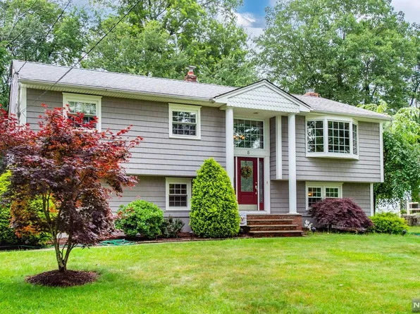 5 Harold Mathews Jr Ct, Butler, NJ 07405