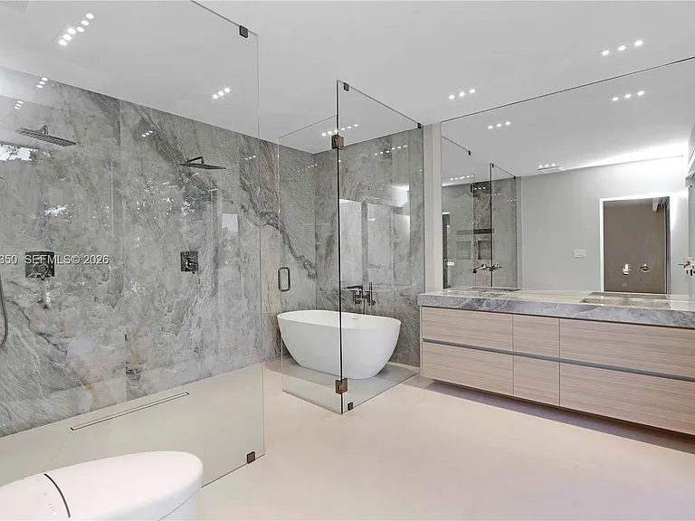 330 SW 19th Rd — Photo 22