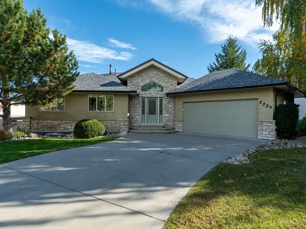 2229 Capistrano Dr, Kelowna, BC V1V 2A2