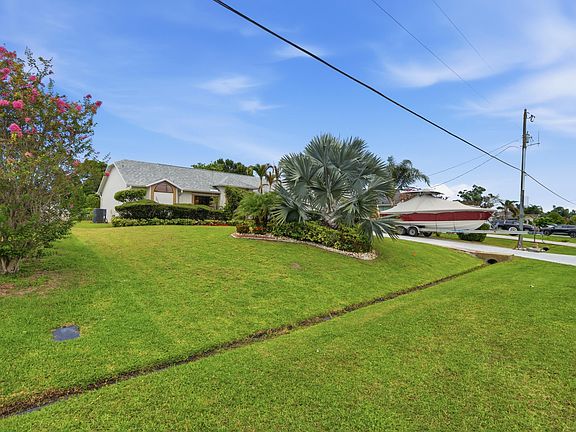 4th image of 383 SE Whitmore Drive