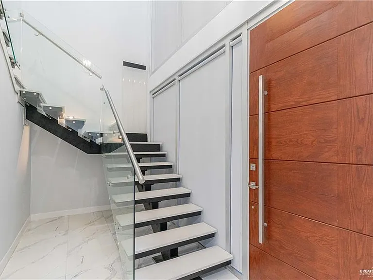 2416 S Thames Dr — Photo 13