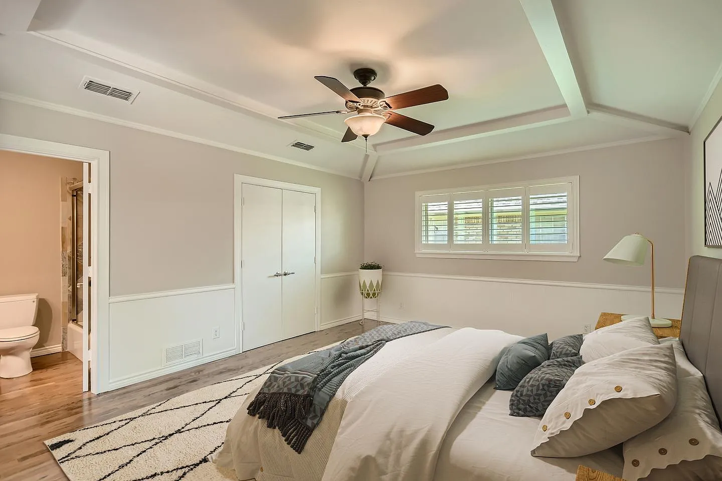 Private Bedroom in Stately Prestonwood home with sparkling pool & spa — Photo 4