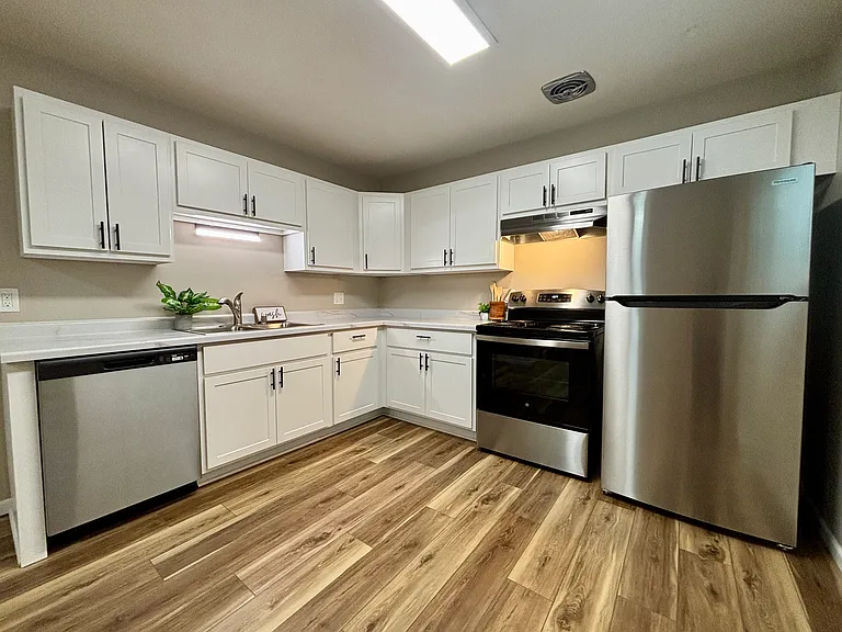 1105 Catalpa Cir — Photo 1