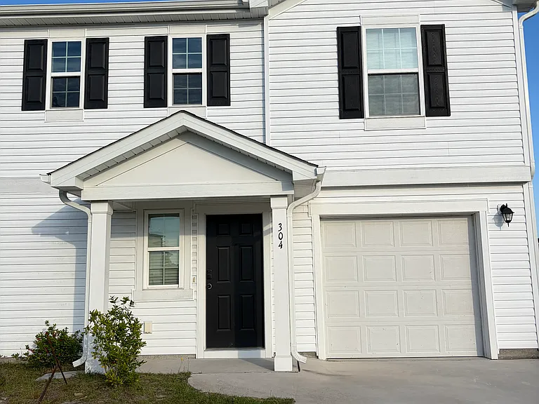 304 Range Cir — Photo 1