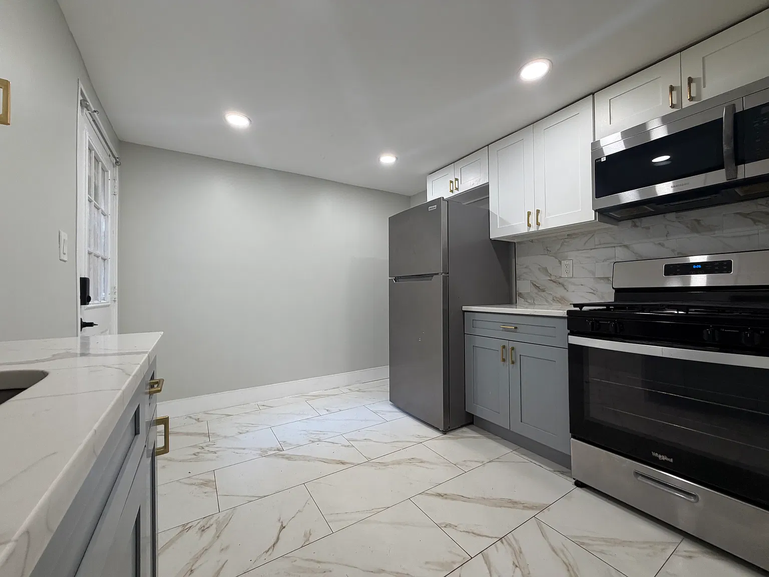 3 bed, 1000 sqft, $2,095 — Photo 3