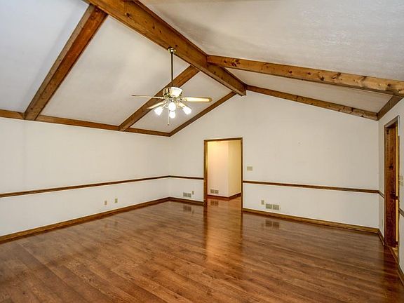 5th image of 225 Country Place Dr
