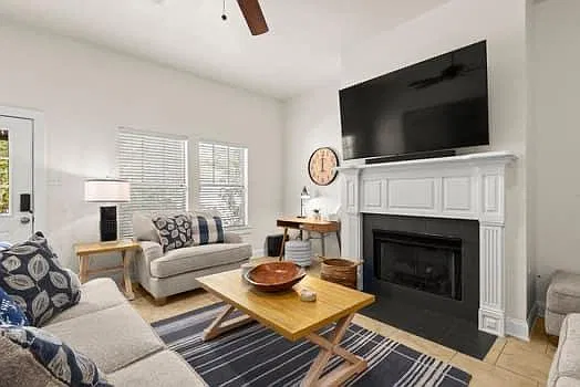 3 bed, 2.0 bath, 1514 sqft, $2,300 — Photo 2