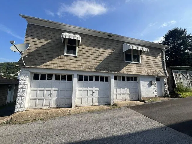 2 bed, 1.0 bath, $850 — Photo 2
