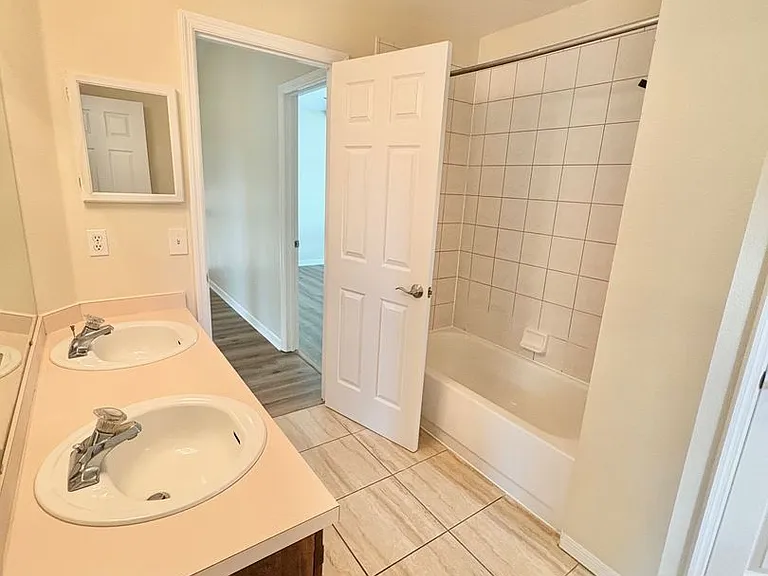 2813 Rolling Broak Dr — Photo 24