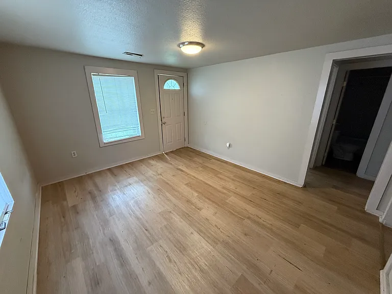 415 E Velma Ave — Photo 2