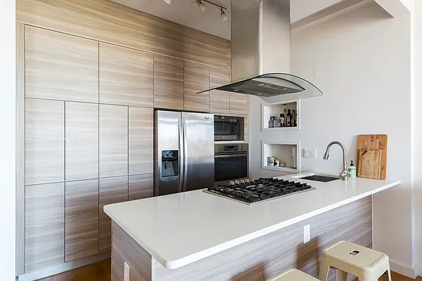 Rented by WIRE International Realty | media 9