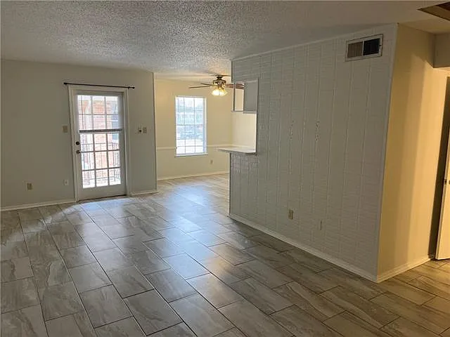 2 bed, 1.5 bath, 1200 sqft, $1,250 — Photo 4