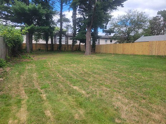 3rd image of 131 W Willow Dr