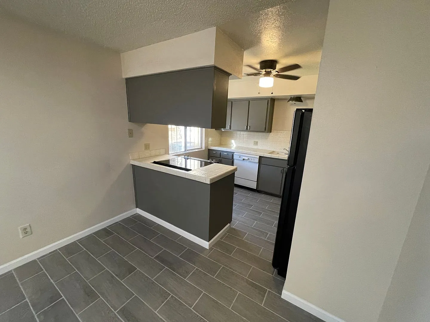 Cute 2 bedroom 2 bath Condo for RENT in Four Palms Condominium Complex — Photo 4