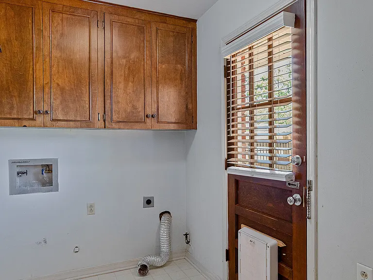 1554 Westbury Dr — Photo 18