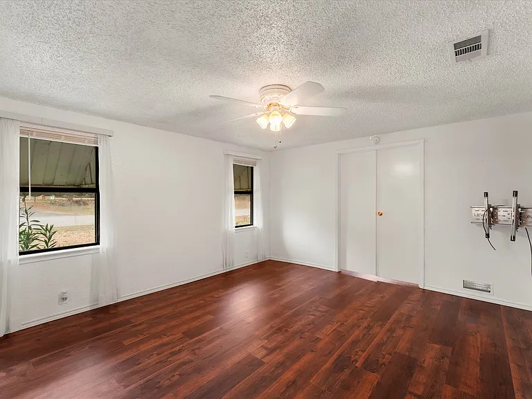 602 Legendary Ln — Photo 6