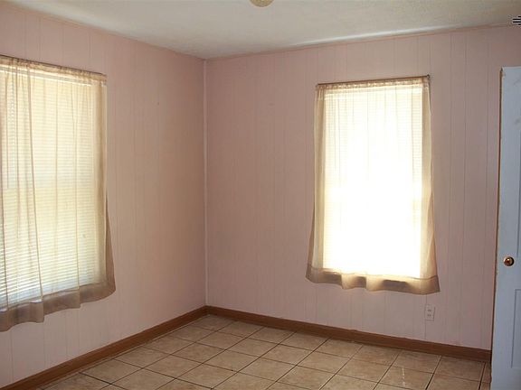 4th image of 913 E 3rd St