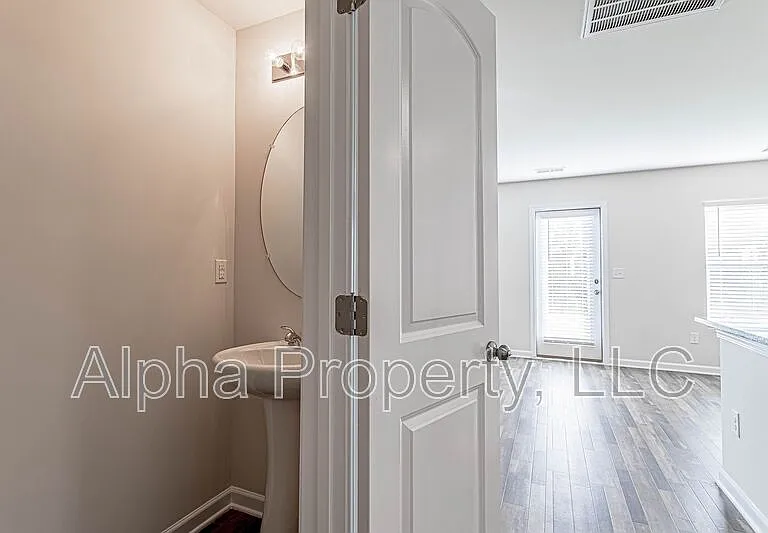 207 Long Grove Ln — Photo 9