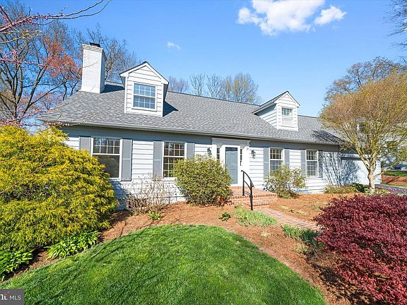 4th image of 25 Dickinson Ln
