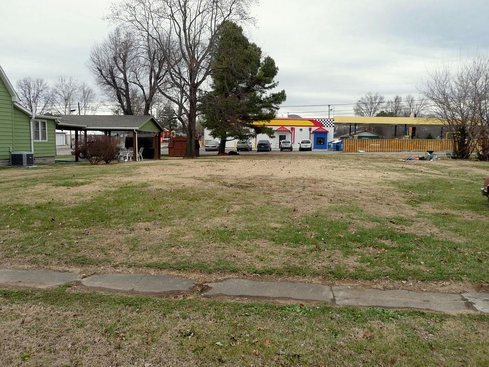2nd image of 702 E Carter St