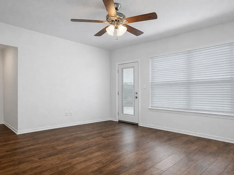 1018 Sycamore Dr — Photo 4