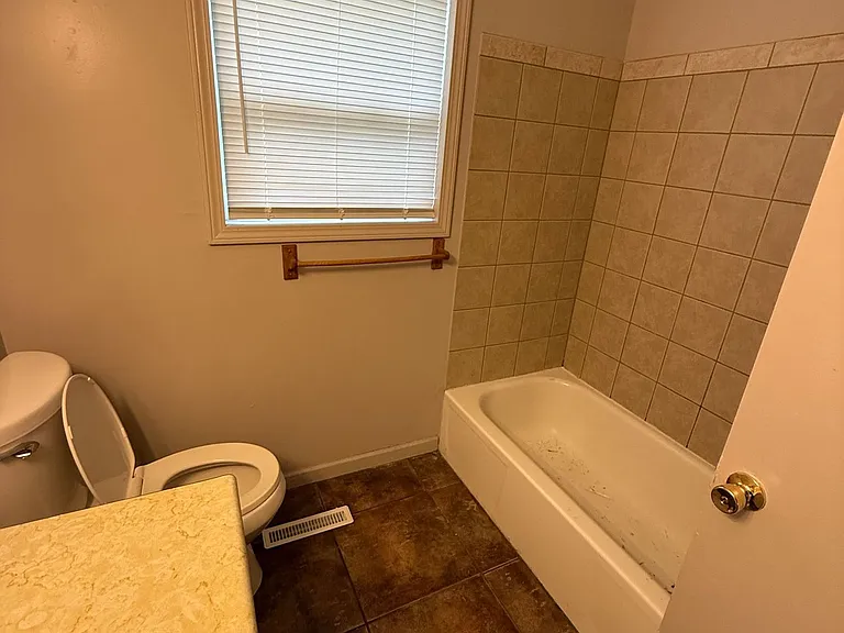 1404 Larsen Ln — Photo 13