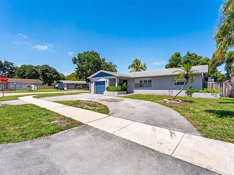 6848 NW 27th Way — Photo 4