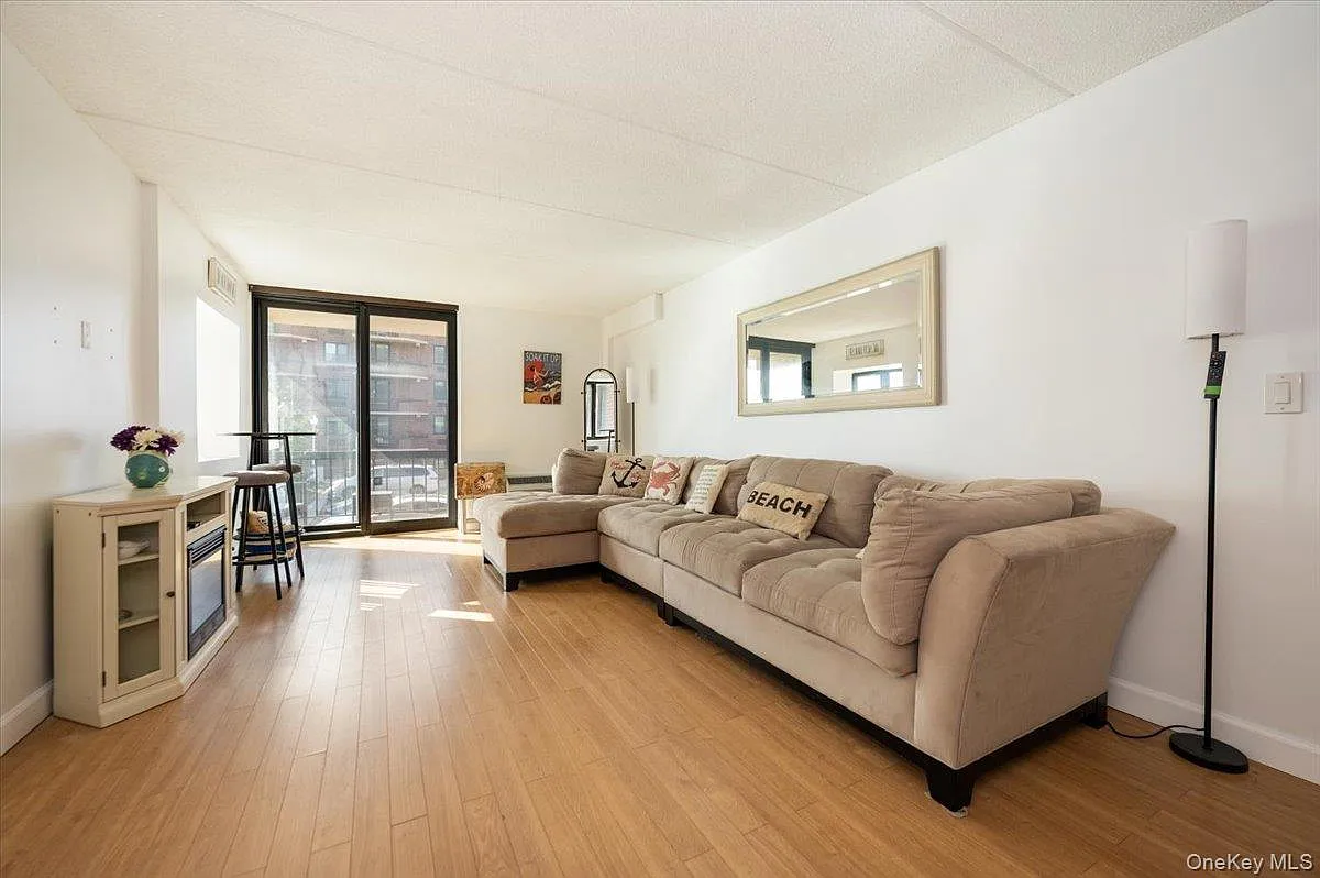 2 bed, 2.0 bath, 1063 sqft, $4,200 — Photo 3