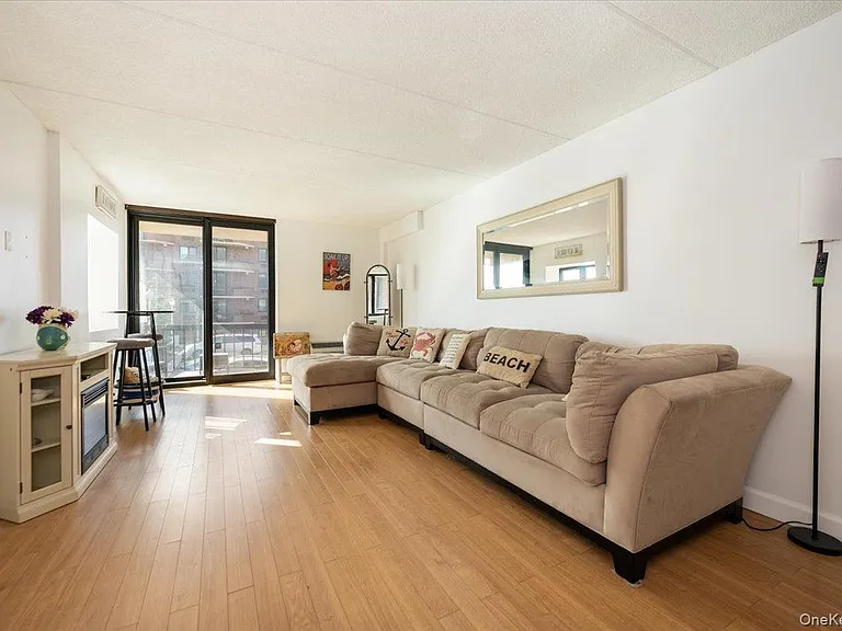730 W Broadway #2J — Photo 3