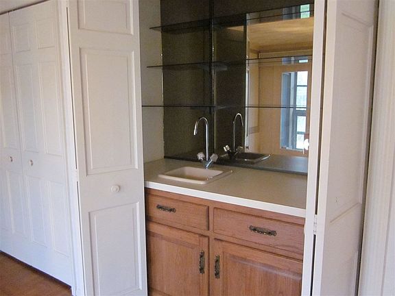 4th image of 92 Forest Glen Ct